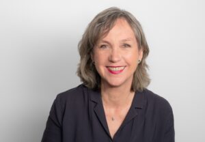 Eine Frau lächelt freundlich.